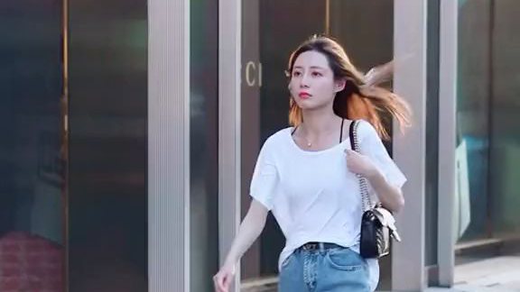 走路拉风的小姐姐
